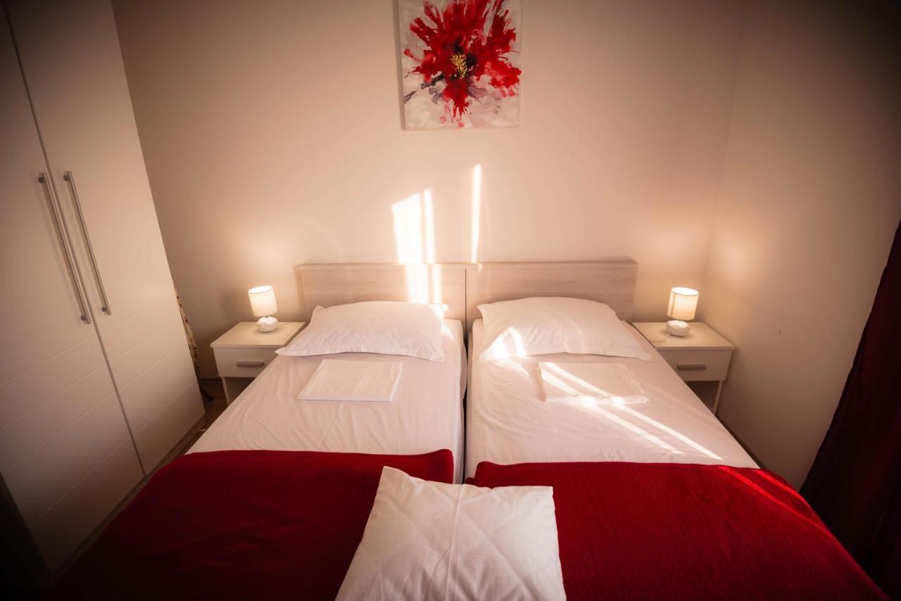 Apartmani Bare I Danica Grebastica Bagian luar foto