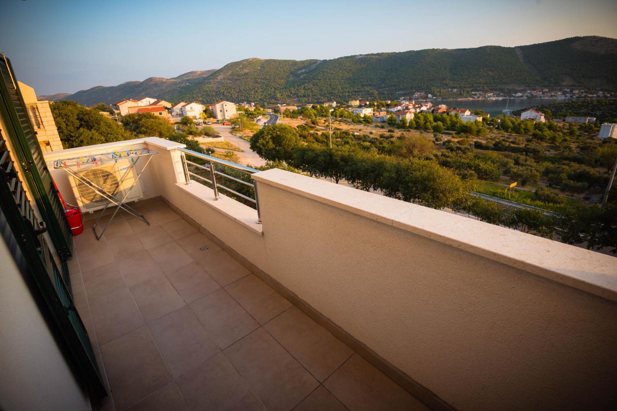 Apartmani Bare I Danica Grebastica Ruang foto