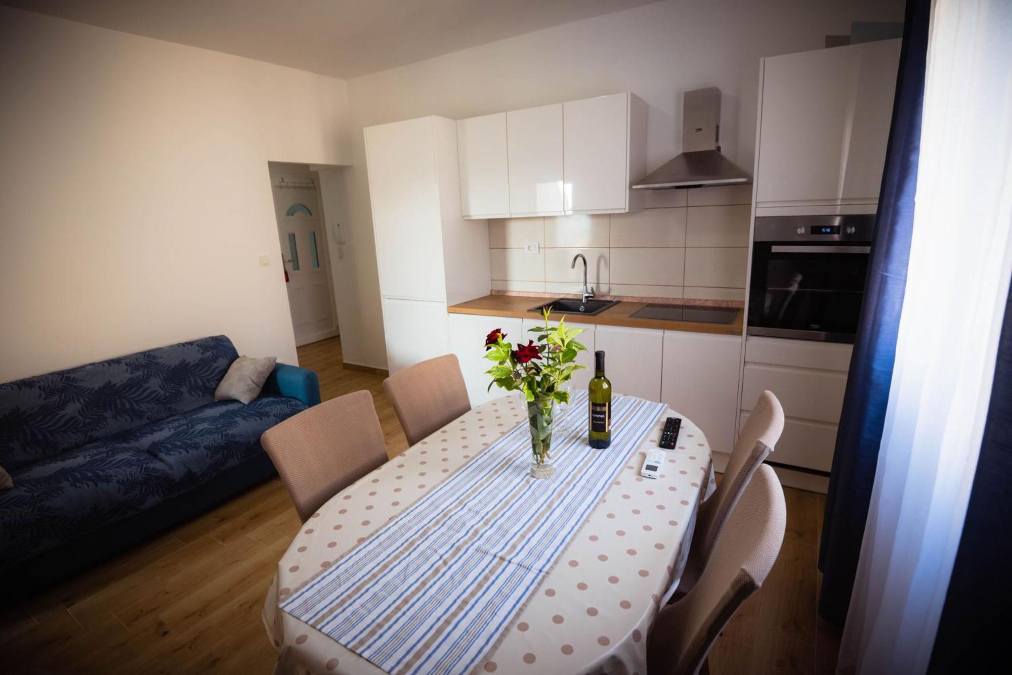 Apartmani Bare I Danica Grebastica Ruang foto