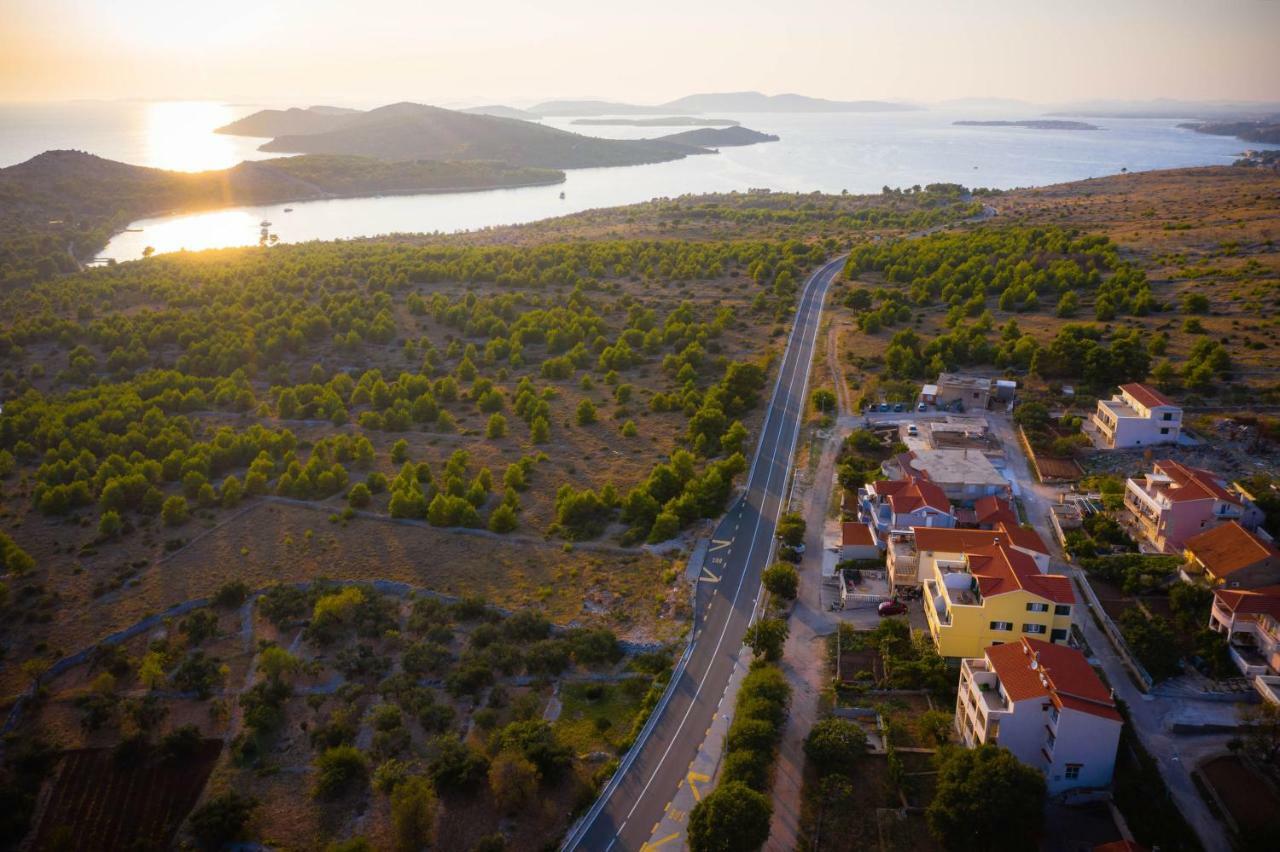 Apartmani Bare I Danica Grebastica Bagian luar foto