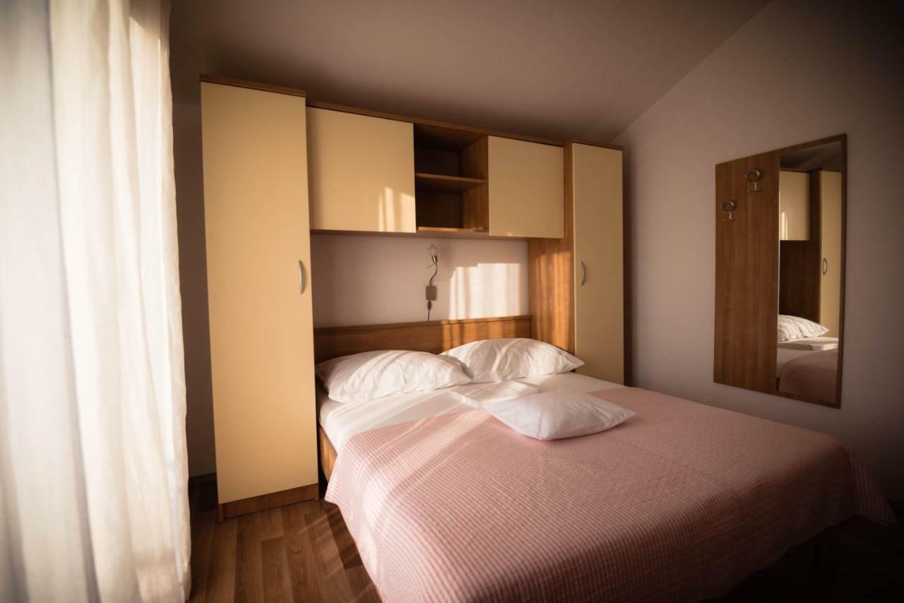 Apartmani Bare I Danica Grebastica Bagian luar foto