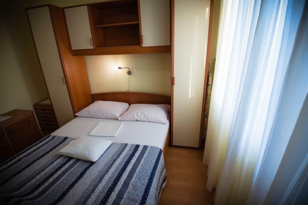 Apartmani Bare I Danica Grebastica Bagian luar foto