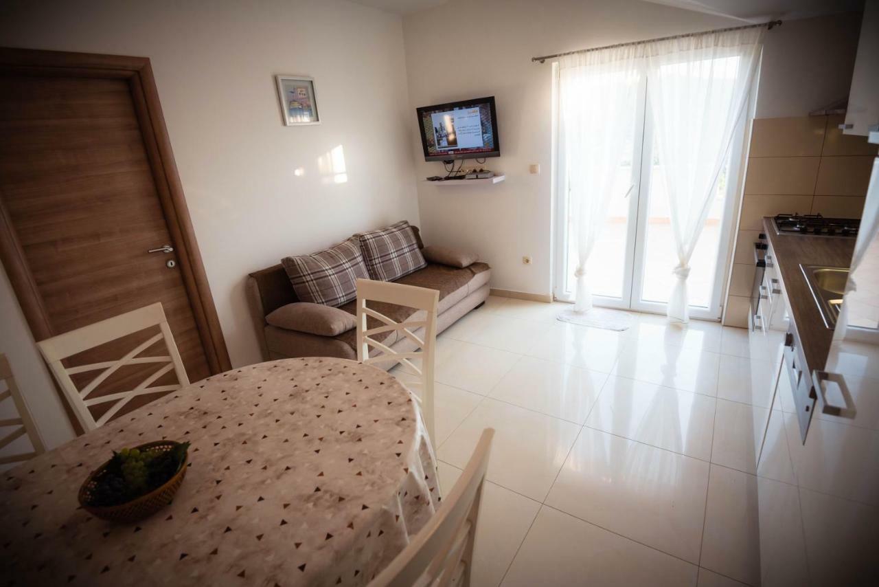 Apartmani Bare I Danica Grebastica Bagian luar foto