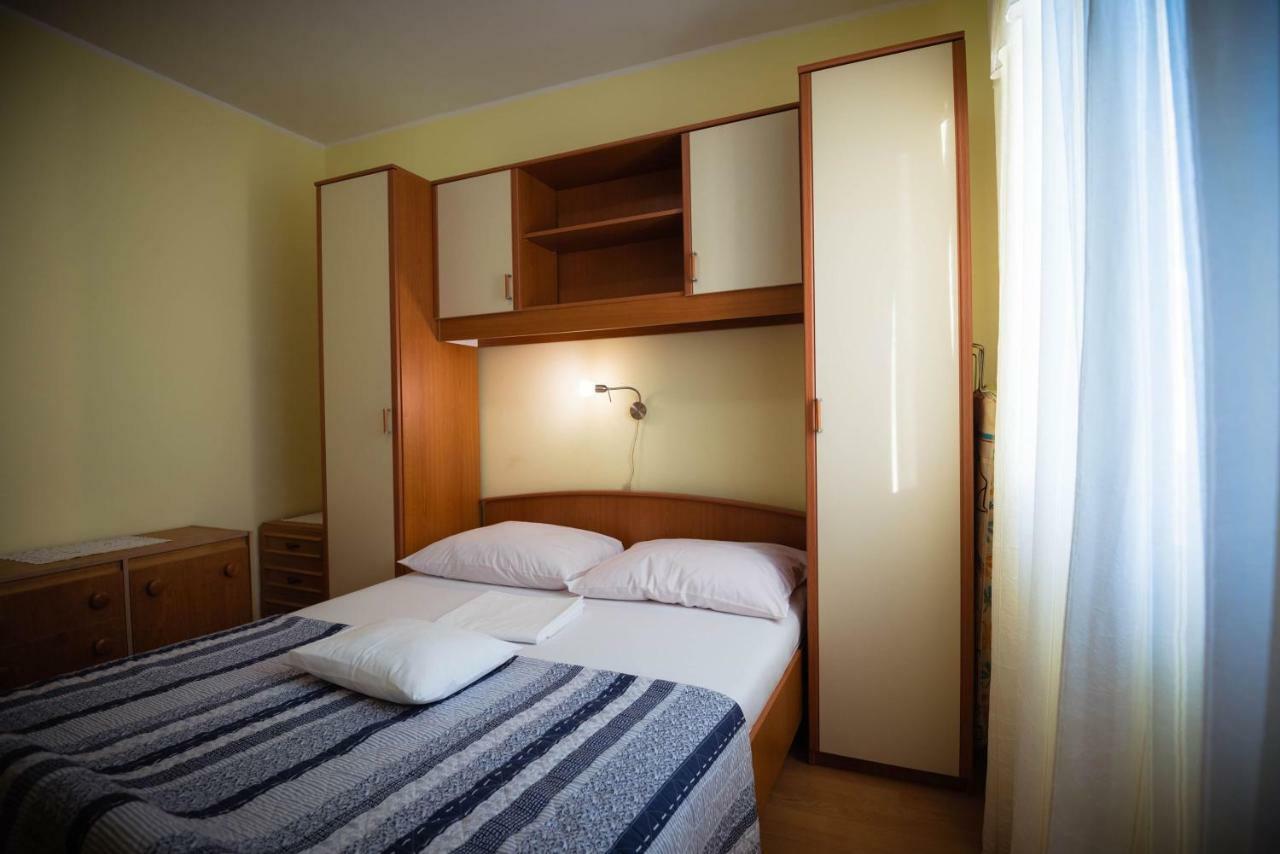 Apartmani Bare I Danica Grebastica Bagian luar foto